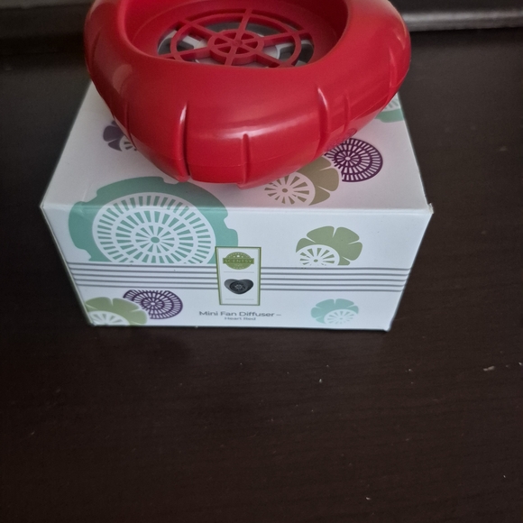 Scentsy Magnolia Shimmer Bath & Body Set - White and Purple - Picture 7 of 15